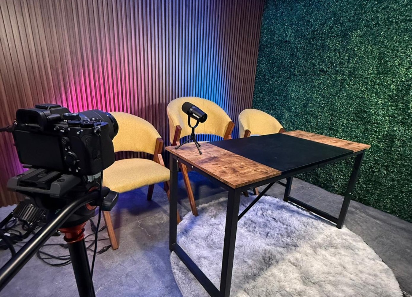 Estudio de podcast equipado con audio y video profesional