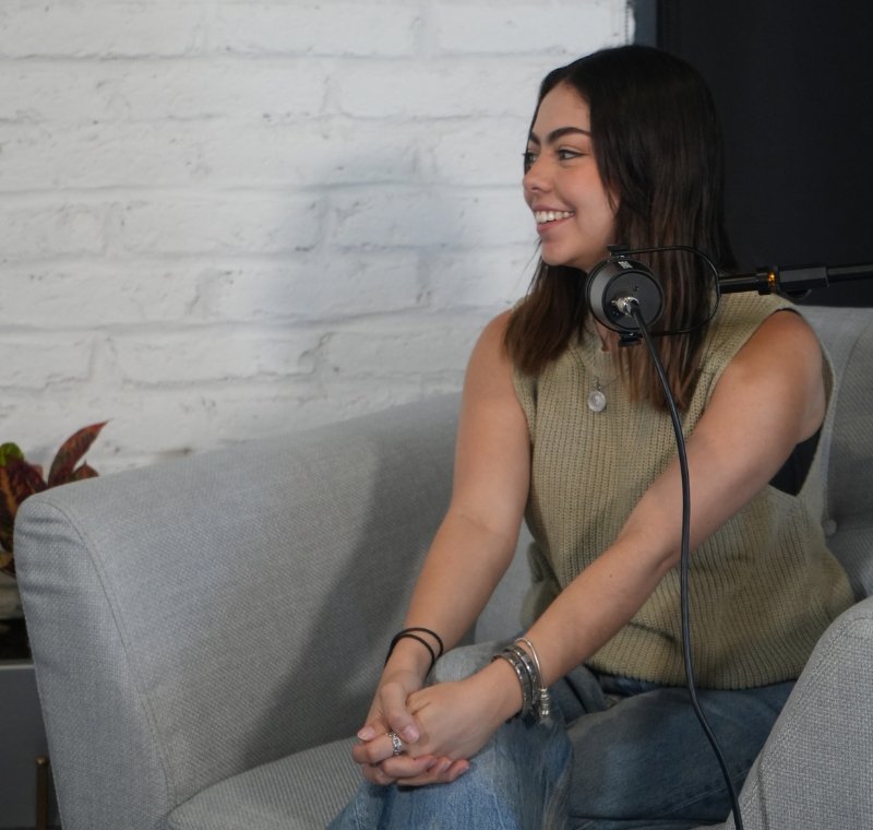 Creadores grabando podcast en estudio profesional