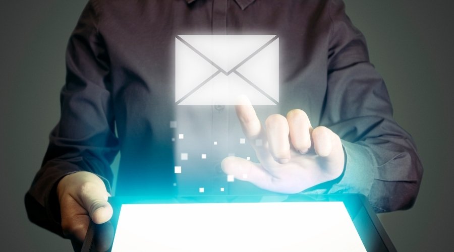 Diagrama de cómo funciona el webmail entre usuario servidor y destinatario