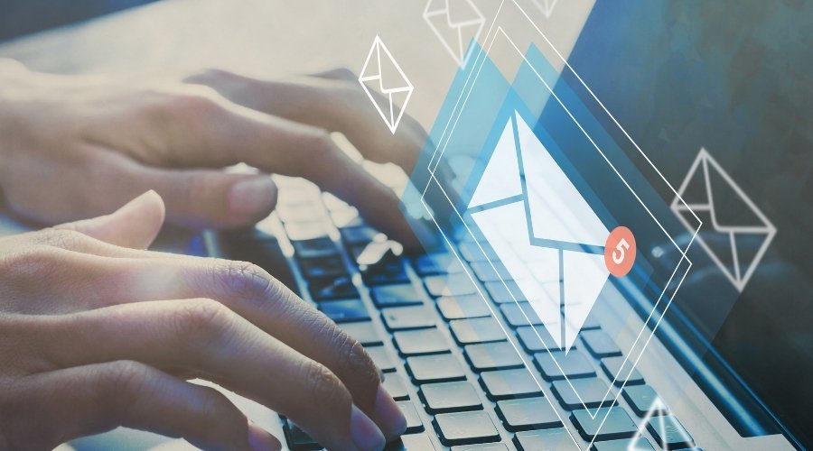 Bandeja de entrada organizada en una plataforma de webmail